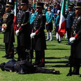 Caen por calor en acto del Día de la Bandera en CDMX