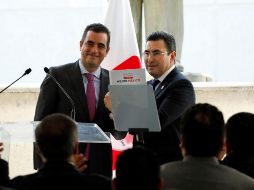 Patricio Ballados, director ejecutivo de Prerrogativas y Partidos Políticos, y Fernando González (d), presidente de RSP, tras  entregar la solicitud de registro al INE. NTX/ESPECIAL