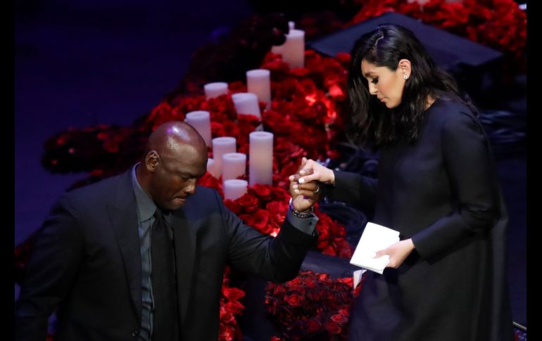 Al terminar su discurso, Vanessa Bryant fue ayudada por Michael Jordan. AP / M. Sánchez
