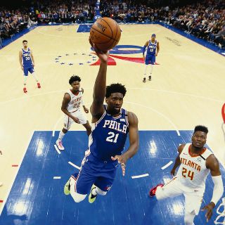 Joel Embiid explota ante los Hawks