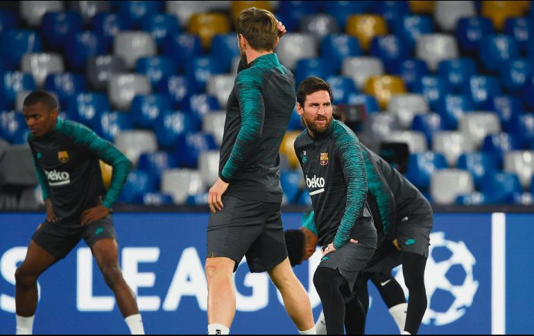 RECONOCEN. Encabezados por el capitán Lionel Messi, los jugadores blaugranas realizaron su última práctica ayer en el Estadio San Paolo. AFP