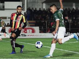 NO ACEPTA LA TARJETA ROJA. Jorge Padilla (izquierda) en el partido del viernes contra los Correcaminos. IMAGO7