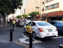 En el cruce hay agentes viales y conos que indican el cierre parcial. TWITTER / @JaliscoVial
