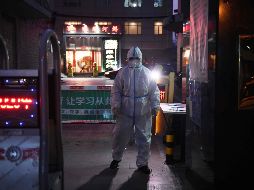 Un guardia de seguridad usa atuendo protector en la entrada de un restaurante este martes en Pekín, como medida para prevenir el covid-19. AFP/G. Baker