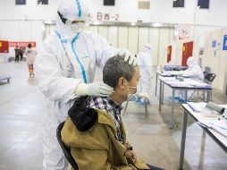 La OMS señala que las personas de la tercera edad, con asma, diabetes y males cardiacos son aparentemente más vulnerables, pero todos deben extremar la higiene para protegerse. AFP / ARCHIVO