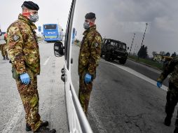 Soldados revisan el flujo de vehículos en la zona acordonada cerca de Turano Lodigiano, en el norte de Italia. AP/Lapresse/C. Furlan