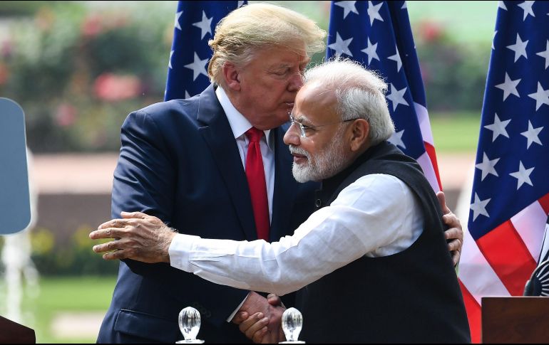 A pesar de que se demostraron cordialidad, Donald Trump y Narendra Modi se mostraron lejos de lograr un trato comercial. AFP/P. Singh