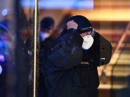 Policías llegan a un hotel donde una trabajadora dio positivo para el covid-19 en Innsbruck, Austria. El hotel recibió una orden para cerrar de manera temporal. EFE/EPA/C. Bruna