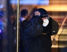 Policías llegan a un hotel donde una trabajadora dio positivo para el covid-19 en Innsbruck, Austria. El hotel recibió una orden para cerrar de manera temporal. EFE/EPA/C. Bruna