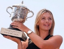 Sharapova irrumpió en la escena a los 17 años cuando ganó Wimbledon en 2004 y completó una carrera de Grand Slam con dos títulos de Roland Garros, uno del US Open y uno del Abierto de Australia. AFP / ARCHIVO