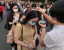 En Manila, Filipinas, la ceniza se echa sobre la cabeza de los fieles en lugar de hacerles la marca de la cruz en la frente para evitar el contacto físico. AFP/T. Aljibe