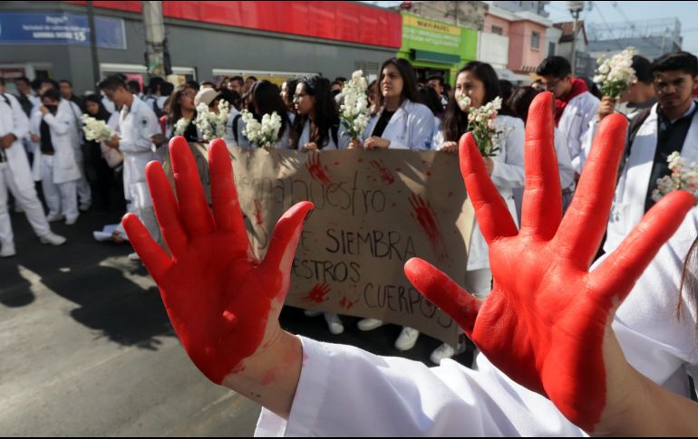 Estudiantes de Medicina de la BUAP y de la UPAEP marcharon ayer martes 25 de febrero por el asesinato de tres compañeros. SUN / ARCHIVO