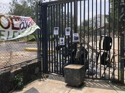 Aunque estudiantes colocaron barricadas para frenar el paso de los rijosos, la acción resultó inútil. NTX/ARCHIVO