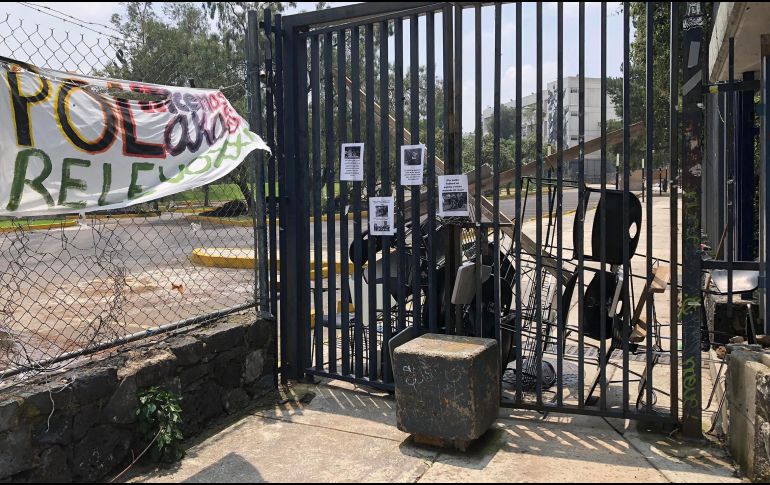 Aunque estudiantes colocaron barricadas para frenar el paso de los rijosos, la acción resultó inútil. NTX/ARCHIVO