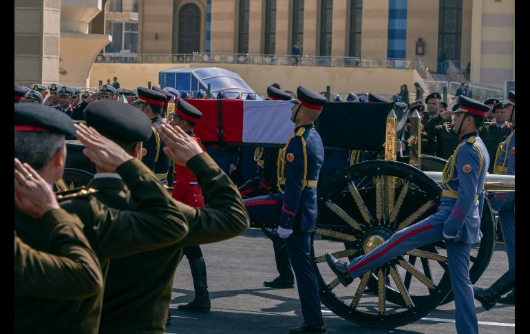 Miles de personas acudieron al funeral, en donde se resaltó la carrera militar del político. AP/H. Elrasam