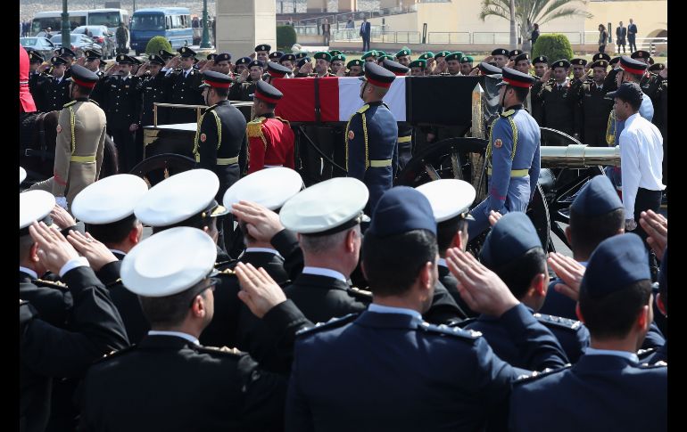Miles de personas acudieron al funeral, en donde se resaltó la carrera militar del político. EFE/K. Elfiqui
