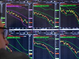Inversores ven con cautela la situación económica mundial debido al avance del Covid-19. AP/M. Lennihan