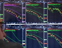 Inversores ven con cautela la situación económica mundial debido al avance del Covid-19. AP/M. Lennihan