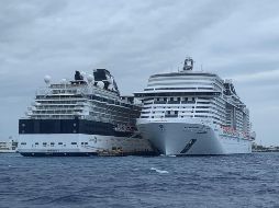 El crucero Meraviglia (d) no ha sido autorizado a atracar, actualmente está anclado frente a las costas de Cozumel.  EFE/H. Castillo