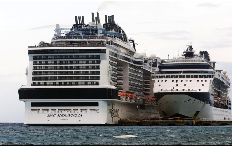 Hasta el momento ningún pasajero ha descendido del crucero operado por la naviera Mediterranean Shipping Company (MSC), que logró atracar a las siete horas de este jueves. AFP / J. Castillo