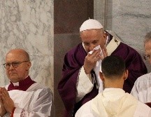 Francisco lució ayer resfriado durante la misa del Miércoles de Ceniza en Roma. AP/G. Borgia
