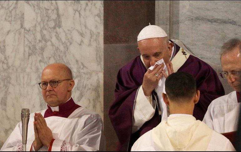 Francisco lució ayer resfriado durante la misa del Miércoles de Ceniza en Roma. AP/G. Borgia