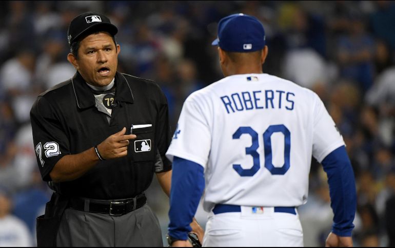 Márquez, de 47 años, fue el primer árbitro nacido en México en trabajar en las mayores; ha participado en tres Series Mundiales, 15 rondas de postemporadas y dos Juegos de las Estrellas. TWITTER / @MLB_Mexico