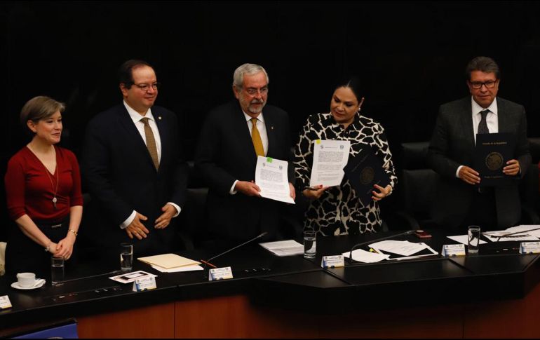 Graue (c) firmó un convenio de colaboración con la Cámara Alta del Senado de México este jueves. SUN/B. Fregoso