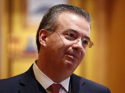 El gobernador del Banco de México, Alejandro Díaz de León, participa este jueves en una conferencia magistral en Ciudad de México. EFE/J. Méndez