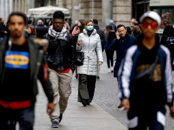Las mascarillas protectoras comenzaron a usarse en Italia por turistas y habitantes, quienes temen un posible contagio. EFE/M. Balti