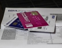 49 por ciento de quienes manejan una tarjeta de crédito no paga el total de su deuda, lo cual hace que los intereses se acumulen. EL INFORMADOR / ARCHIVO