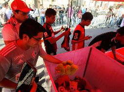 La firma de autógrafos fue con la la finalidad de que la afición rojinegra contribuyera con muñecos de peluche que serán regalados a los niños al medio tiempo del próximo Clásico Tapatío. Imago7 / F. Meza
