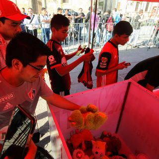 Atlas cambia autógrafos por peluches