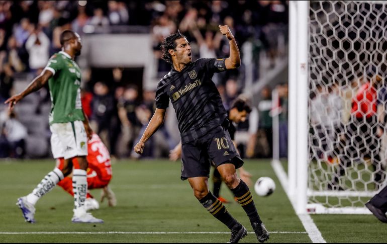 Líder. El delantero azteca, Carlos Vela, tuvo una brillante actuación ante sus paisanos para darle el pase a Cuartos de Final al equipo de la MLS. TWITTER/@SomosLAFC