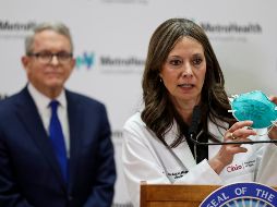 Los expertos advierten que las máscaras no ofrecen una protección total, ya que un virus puede propagarse al cuerpo por los bordes o a través de los ojos. AP/T. Dejak