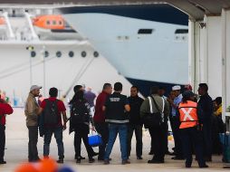 Procedentes de países de Europa, Norteamérica Latinoamérica y Asia, los pasajeros descendieron en el muelle de Punta Langosta, a partir de las 08:00 horas. EFE / H. Castillo