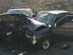 Los oficiales tripulaban la unidad oficial CP-030, misma que se impactó en contra de camioneta Nissan pick up negra. ESPECIAL