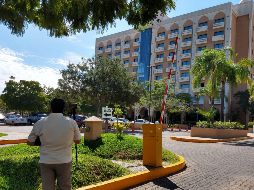 Vista general del hotel donde se encuentra aislado el posible paciente con coronavirus en Culiacán. EFE / J. Cruz