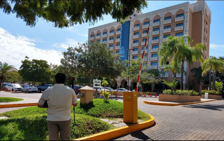 Vista general del hotel donde se encuentra aislado el posible paciente con coronavirus en Culiacán. EFE / J. Cruz