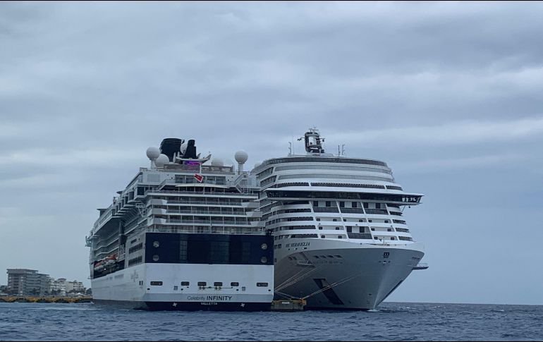 Tripulantes del MCS Veriglia desembarcaron esta mañana en el puerto de Punta Langosta en Cozumel. EFE / H. Castillo