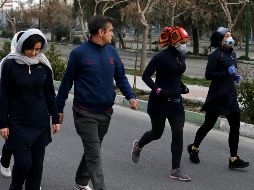 Varias personas se ejercitan en un parque de Teherán, la capital iraní, usando mascarillas protectoras. AP/V. Salemi
