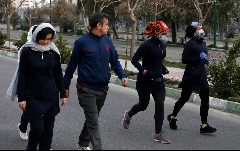 Varias personas se ejercitan en un parque de Teherán, la capital iraní, usando mascarillas protectoras. AP/V. Salemi