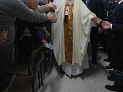 Los sacerdotes que brinden la comunión a los fieles deberán desinfectarse las manos con gel antibacterial ''y se la darán en la mano a los fieles''. EFE / ARCHIVO