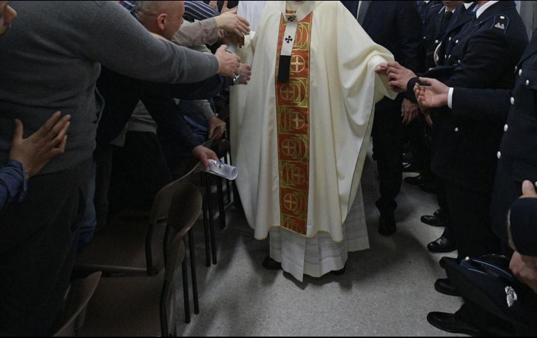 Los sacerdotes que brinden la comunión a los fieles deberán desinfectarse las manos con gel antibacterial ''y se la darán en la mano a los fieles''. EFE / ARCHIVO