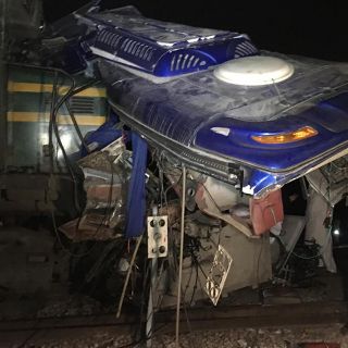 Tren parte en dos un autobús en Pakistán; mueren 18 personas