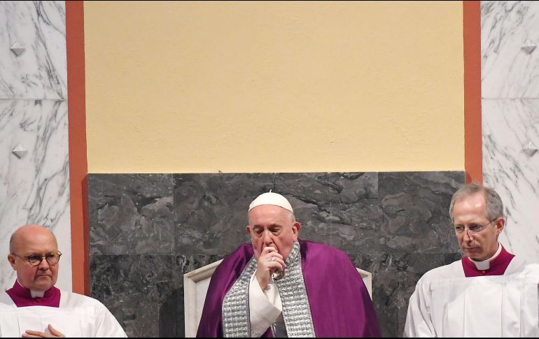 En su audiencia del miércoles, se le vio al Papa toser y estornudar, lo que disparó las alarmas ante la presencia del coronavirus en Italia. AFP/A. Pizzoli