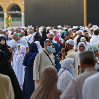 Peregrinos abarrotan La Meca en medio de precauciones por coronavirus