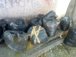 La Policía de Guadalajara acudió por un reporte al cruce de Eliot y avenida Patria, donde encontraron tres bolsas con mariguana. ESPECIAL