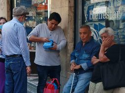 Los precios de los cubrebocas reforzados van de tres a cuatro pesos, pero con el desabasto se vendieron hasta en cinco pesos. SUN/F. Rojas