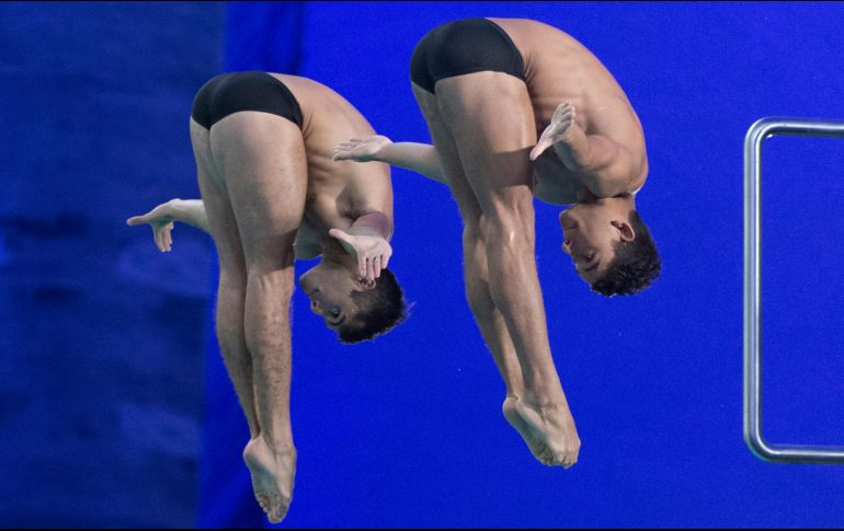 Iván García y Kevin Berlín en salto desde la plataforma de 10 metros. AP/G. Hughes